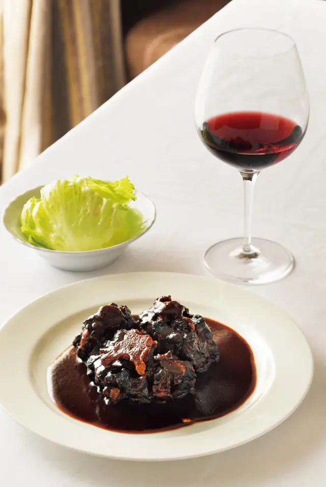 ビーフシチュー（テール）はディナーのみのメニュー。￥6,600。金さんが「隠れたスペシャリテ！」と絶賛するレタスのサラダとともに