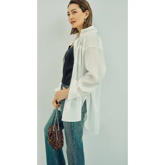 シアーな白シャツ