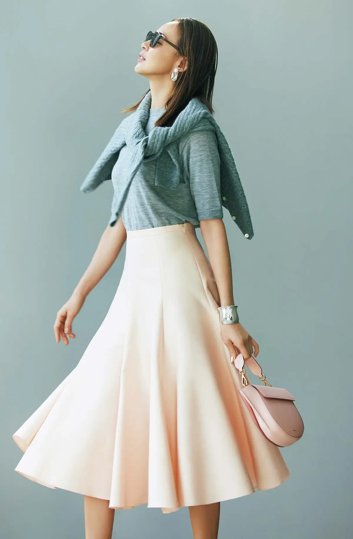 マディソンブルーのニットのSHIHO