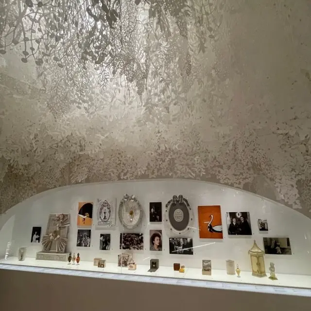 「クリスチャン・ディオール、夢のクチュリエ」展 アーティスト・柴田あゆみ氏の白い切り絵作品が降り注ぐ「ミス ディオールの庭」
