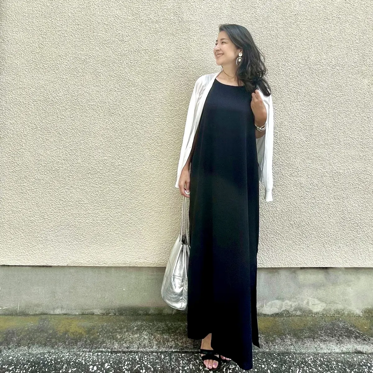 黒ワンピース、黒サンダル、シルバーバッグ、シルバーイヤリング、シルバーバングル