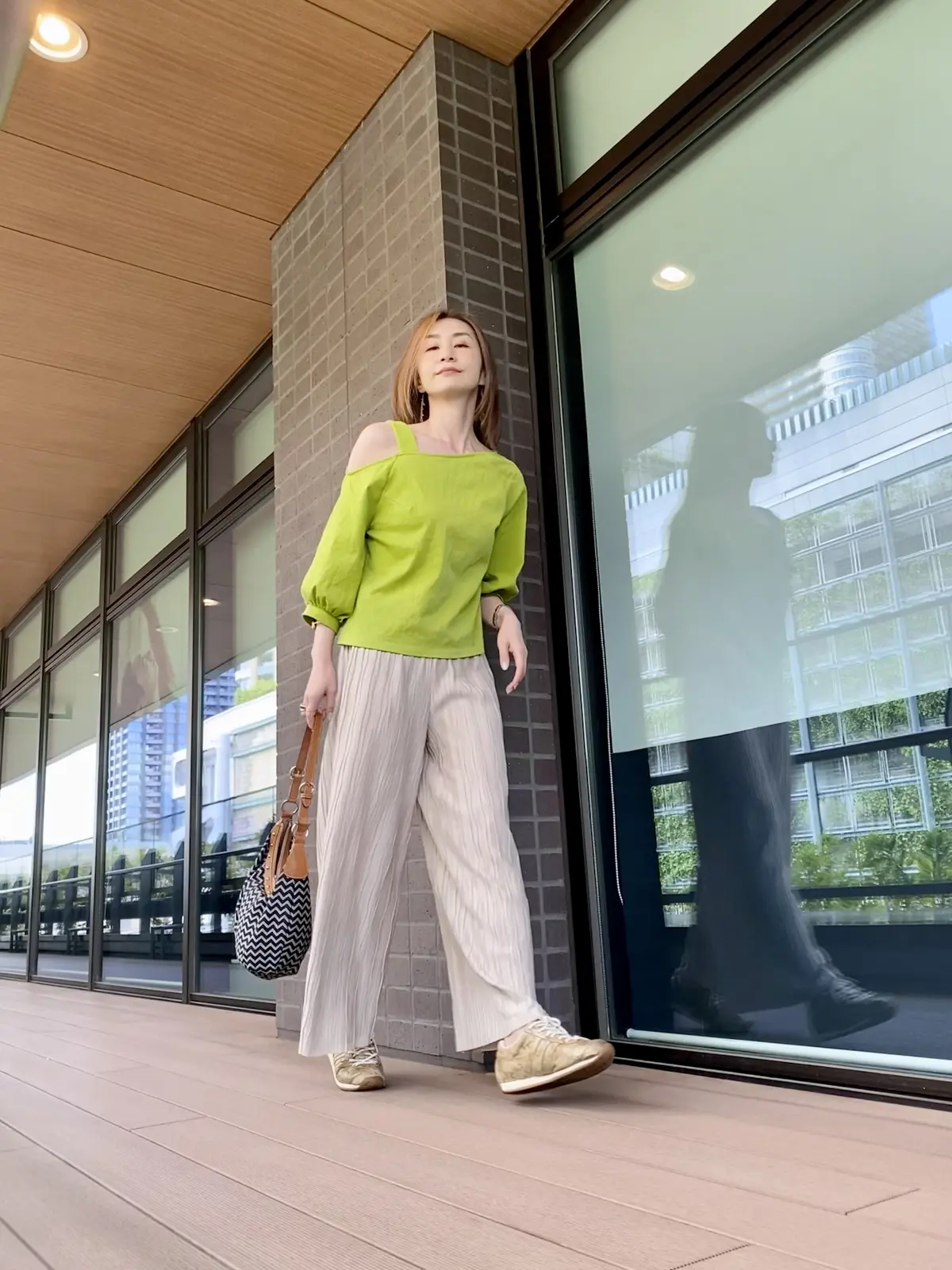 スニーカーはパイソン柄で更に個性的に