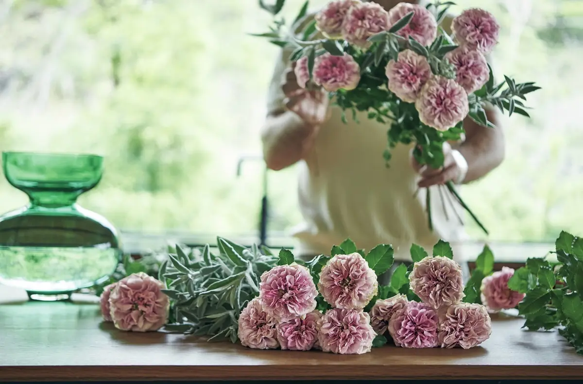 バラはY-ラロック、花器はジョージ ジェンセンのアルフレド