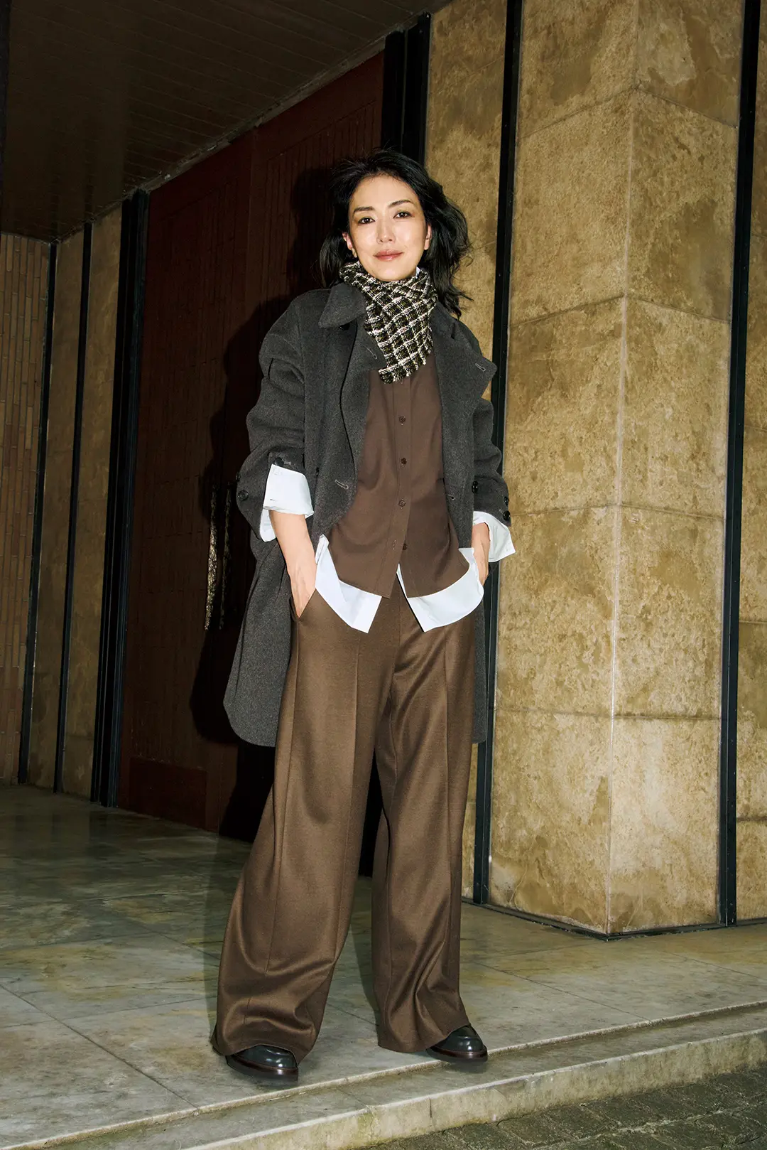 重ねて着くずすことでこなれ感が増す大人のコートスタイル