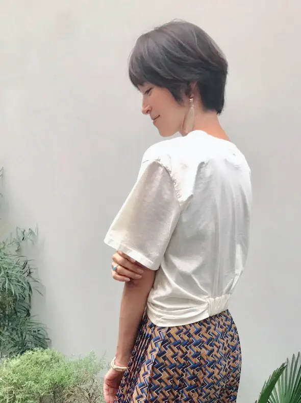 後ろは、ゴムで絞り込まれているのでスッキリみえます。
カラーもオフホワイトなので、肌がイエローベースの私にはピッタリ！