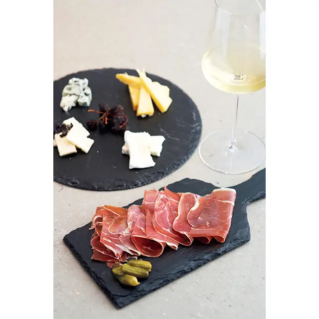 （上）「『フェルミエ』お勧めチーズ盛り合わせ」￥2,750・（下） 「ピエール・オテイザ社 ジャンボン・ド・バイヨンヌ」￥1,650