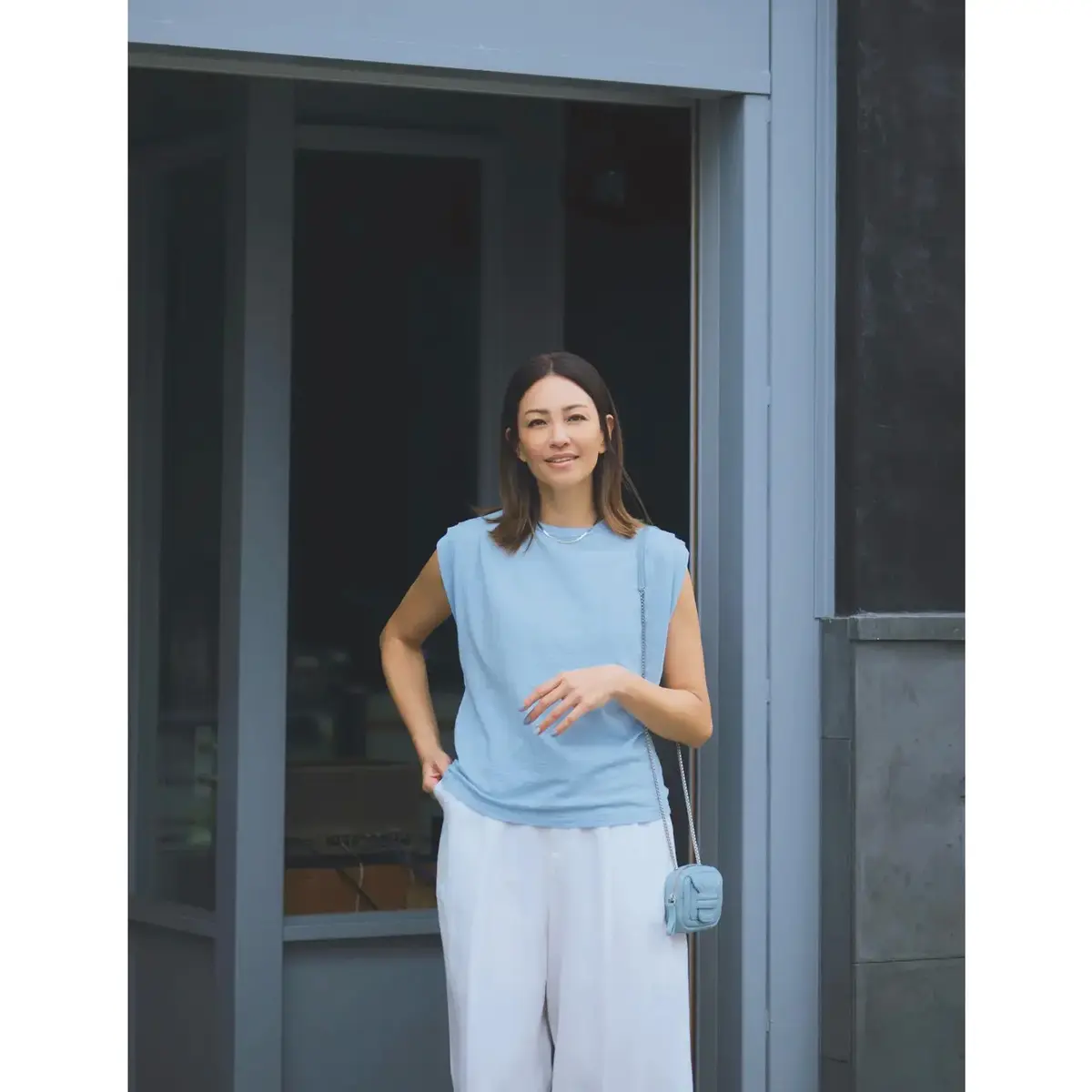猛暑日のお出かけは、水色×白の涼やか配色でいきいきしたコーディネートに。