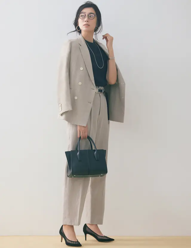 ベージュのセットアップにはインナー＆小物で黒を散りばめて