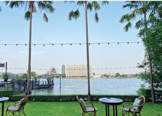 評判の高いタイ料理「Chon Thai Restaurant」は、川沿いに