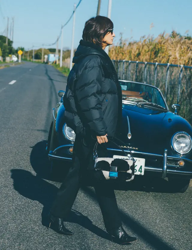 ダウンをモードに着こなす富岡佳子さん