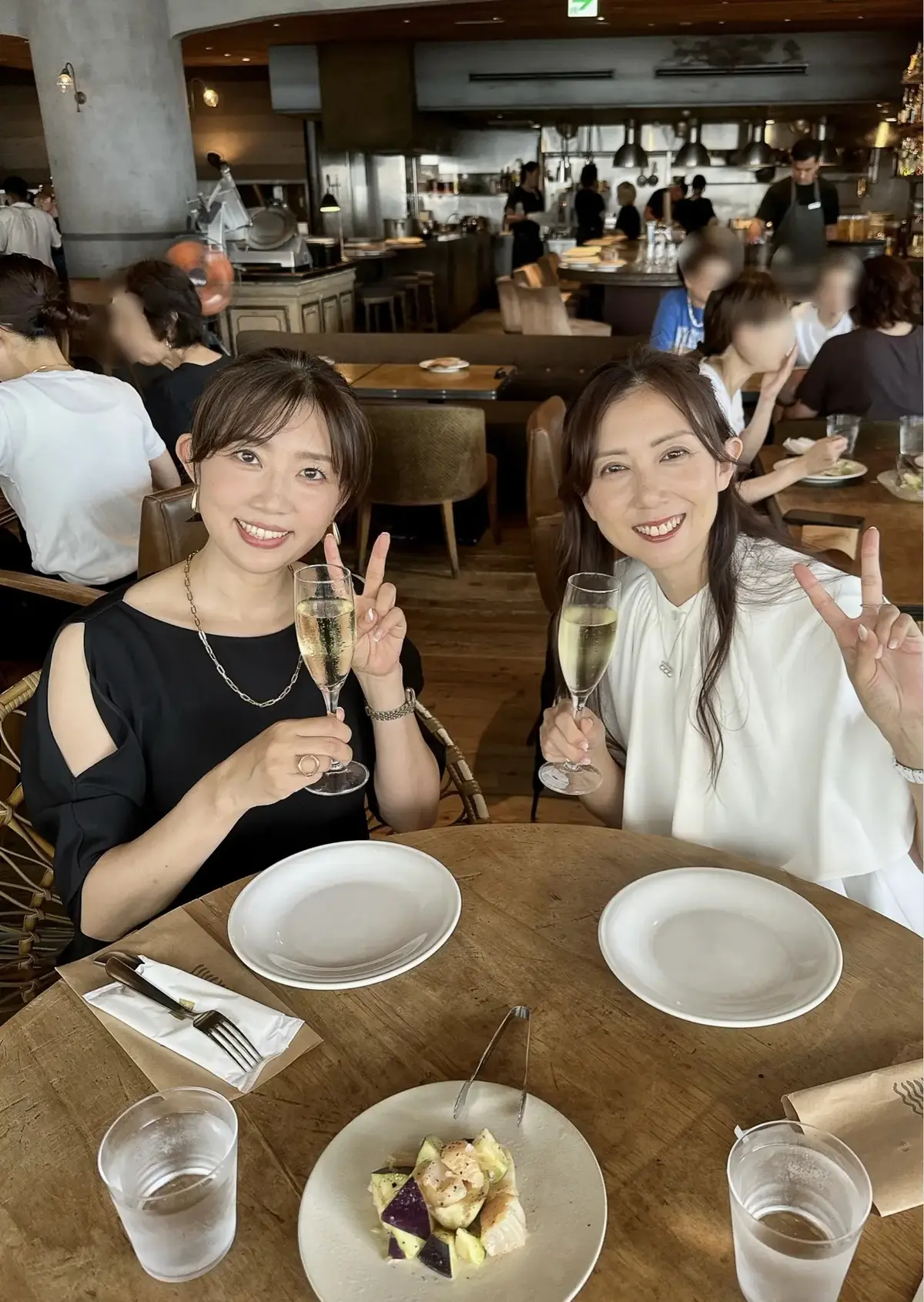 「黒トップス×デニム×カゴバッグ」夏のはじまりに着たいリラックスモードコーデ