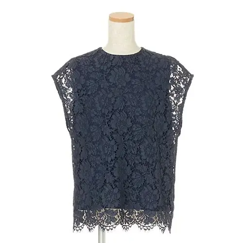 【50代のおしゃれ】気温30度超えも快適に過ごせる！体型カバー、二の腕細見えが叶う大人ノースリーブ12選