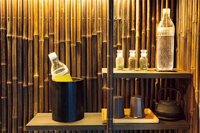 サウナ内には冷たい煎茶、 鉄瓶で入れる玉露、ほうじ 茶のサービスも