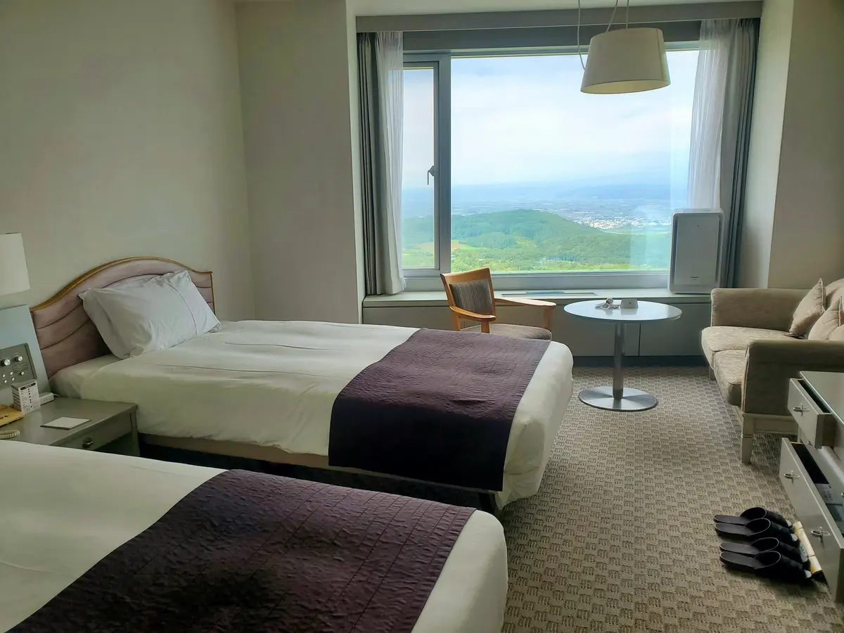 十勝岳ビューのお部屋にしたのですが、ビミョーに曇りで見えずに残念。