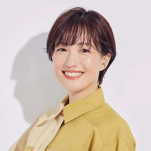 “前髪だけパーマ”で、老けて見えないふんわりショートヘアに