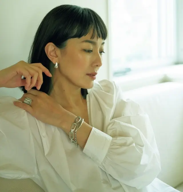 シルバージュエリーを身に付ける板谷由夏