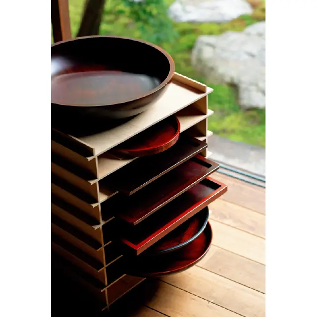 仁城義勝や角 有伊（かど ゆい）などの漆盆が収まる陳列箱 