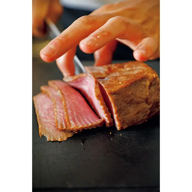 カットしたあと、表面に 隠し包丁を入れることで、よ り軟らかな食感が楽しめる