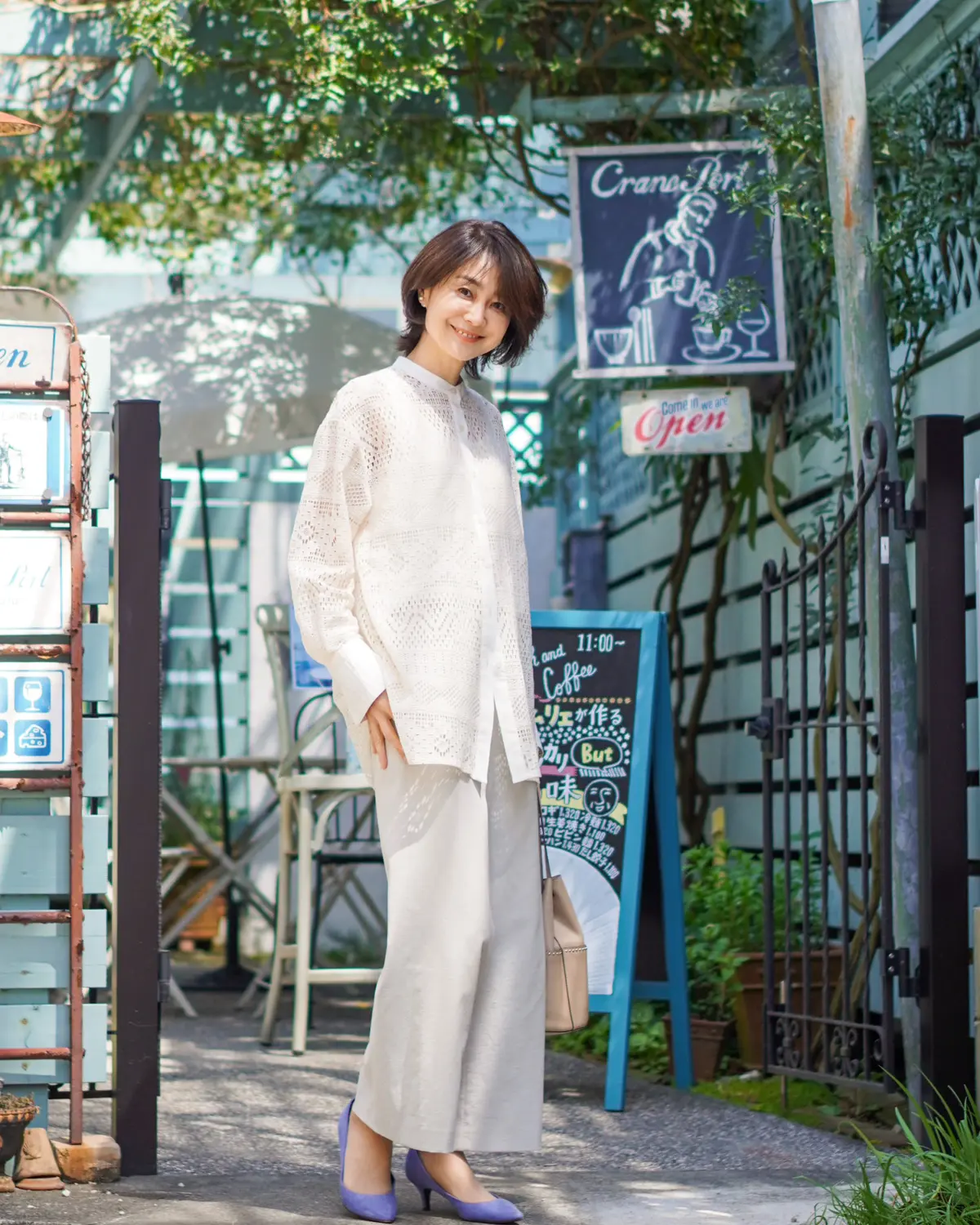 透け感のあるシャツを着て鎌倉の韓国料理屋の画像_3