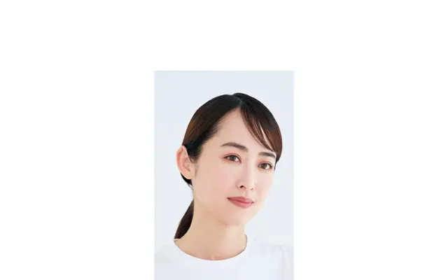 大人のひとつ結びは“分け目をずらして結ぶ”のがコツ