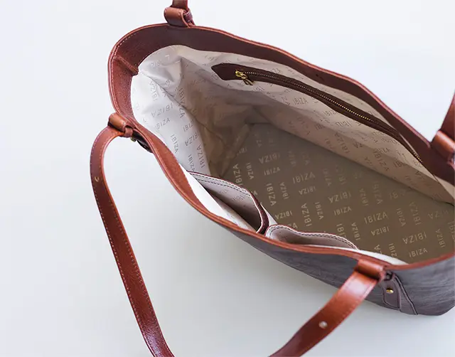 A4サイズがすっぽり入りポケットも充実。軽さも魅力的！