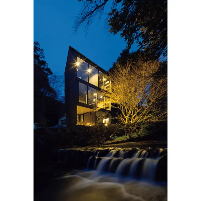 すぐそばに小川が流れる立地