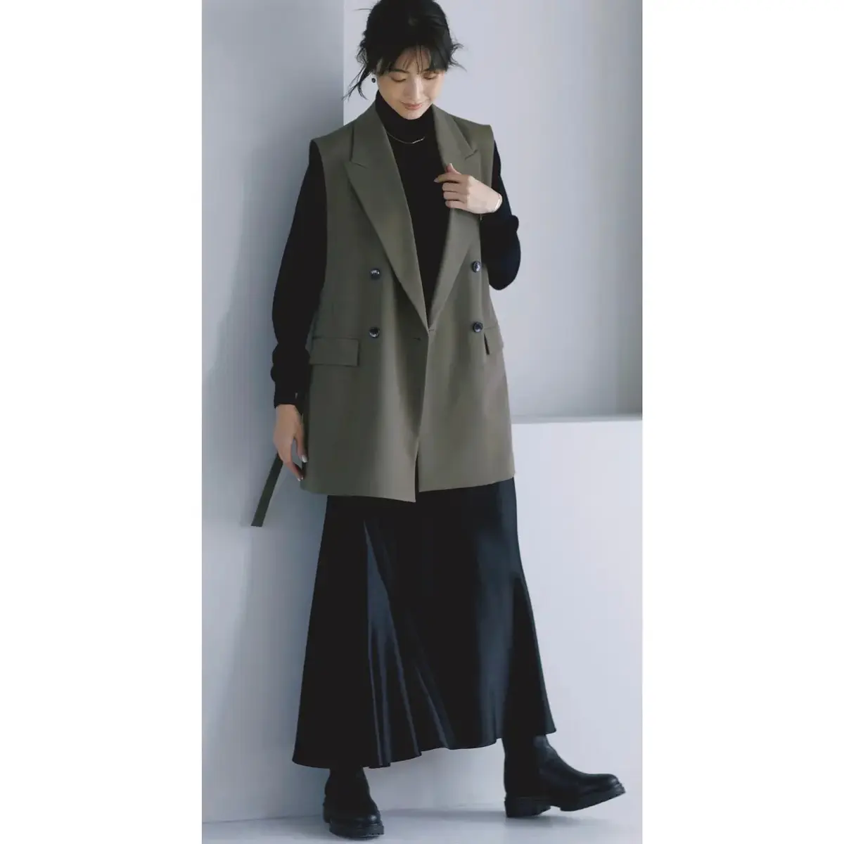 モードなスカート×マニッシュなジレでしゃれ感のある通勤コーデに。気温13℃