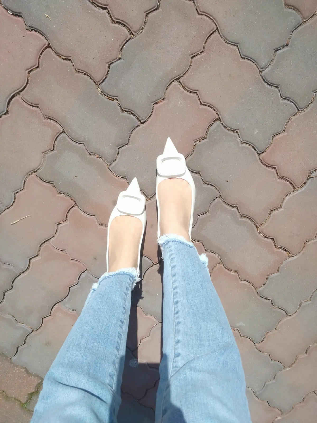 スタイルデリのブラウス、デニム、ザラのスリングバックハイヒール