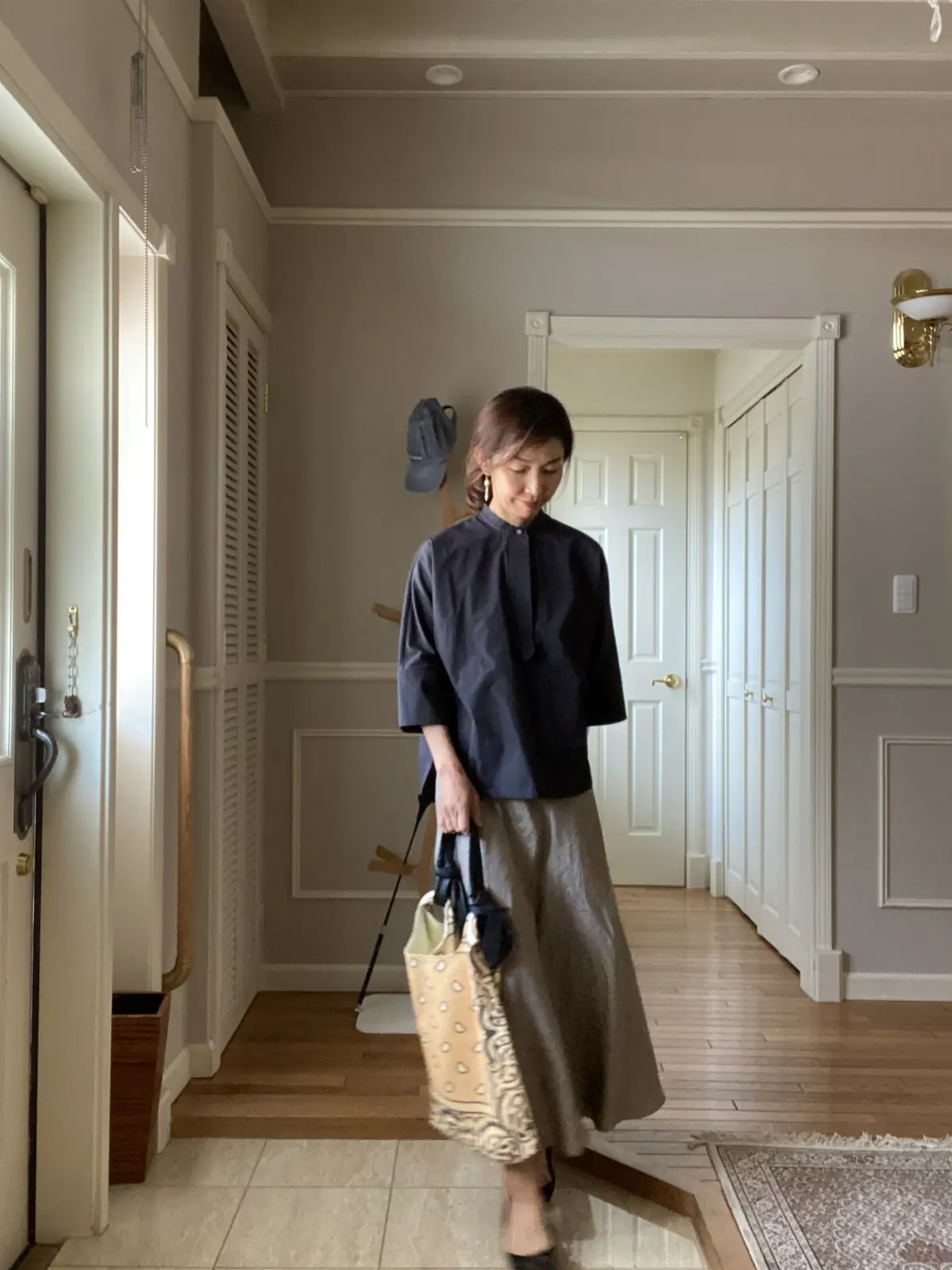 黒のバンドカラーシャツコーデの画像_3