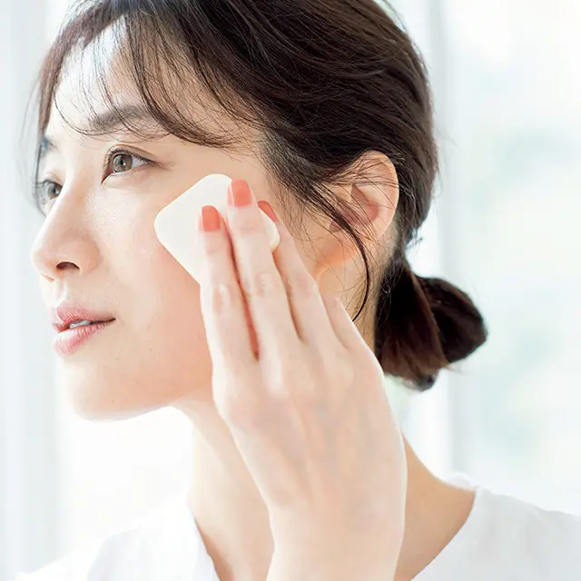 毛穴消しメイク　パウダーファンデーションは、手の甲でつき具合を調整