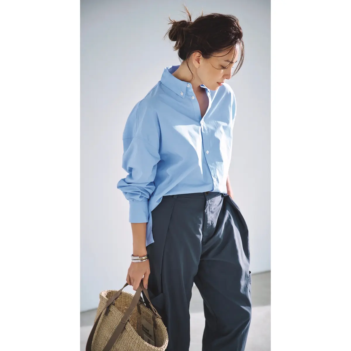 ブルーシャツとネイビーパンツのコーディネート　モデル・RINA