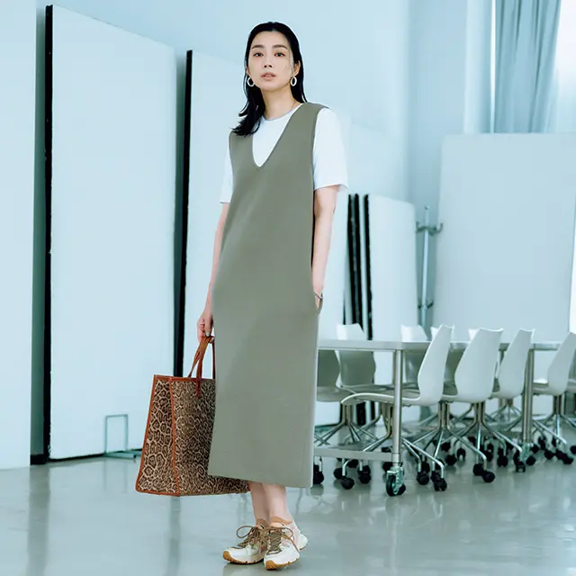 ベージュニットのジャンパースカート