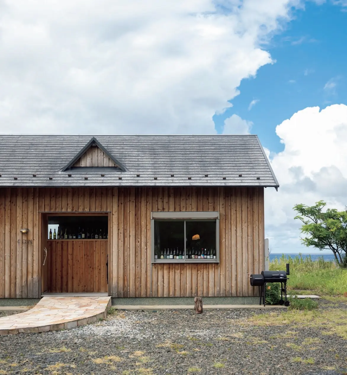 大人のひとり旅　美食　丹後　日本海の水平線を眺めながら、 薪焼きの滋味を堪能 raw　店舗外観