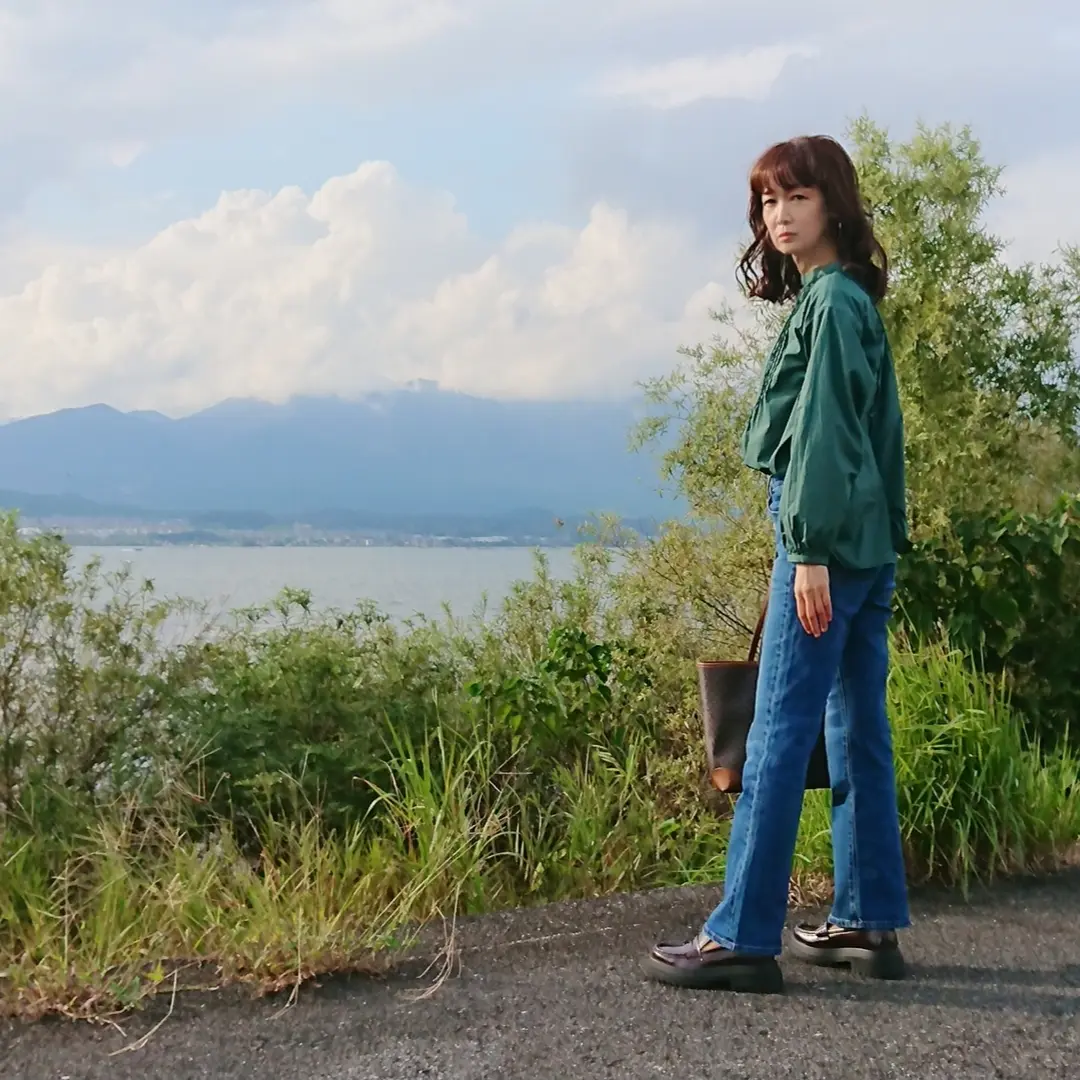 グリーンブラウス  デニムパンツ