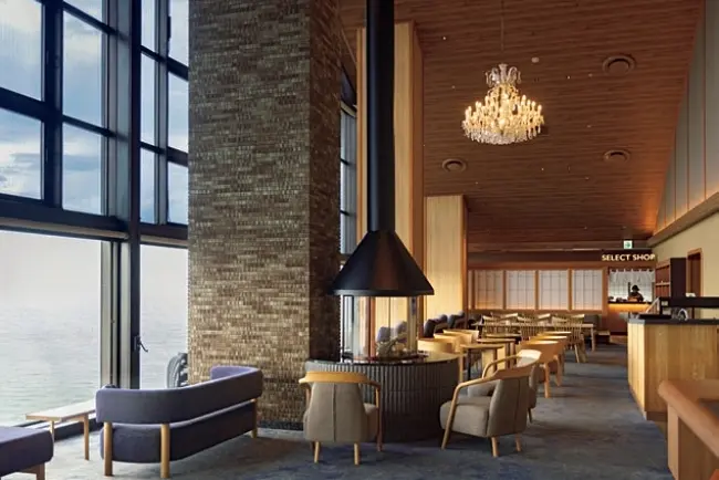 琵琶湖　大人のひとり旅　滋賀・彦根「蒼の湖邸 BIWAFRONT HIKONE」　ライブラリーを併設する10階の展 望ラウンジはフリードリンク