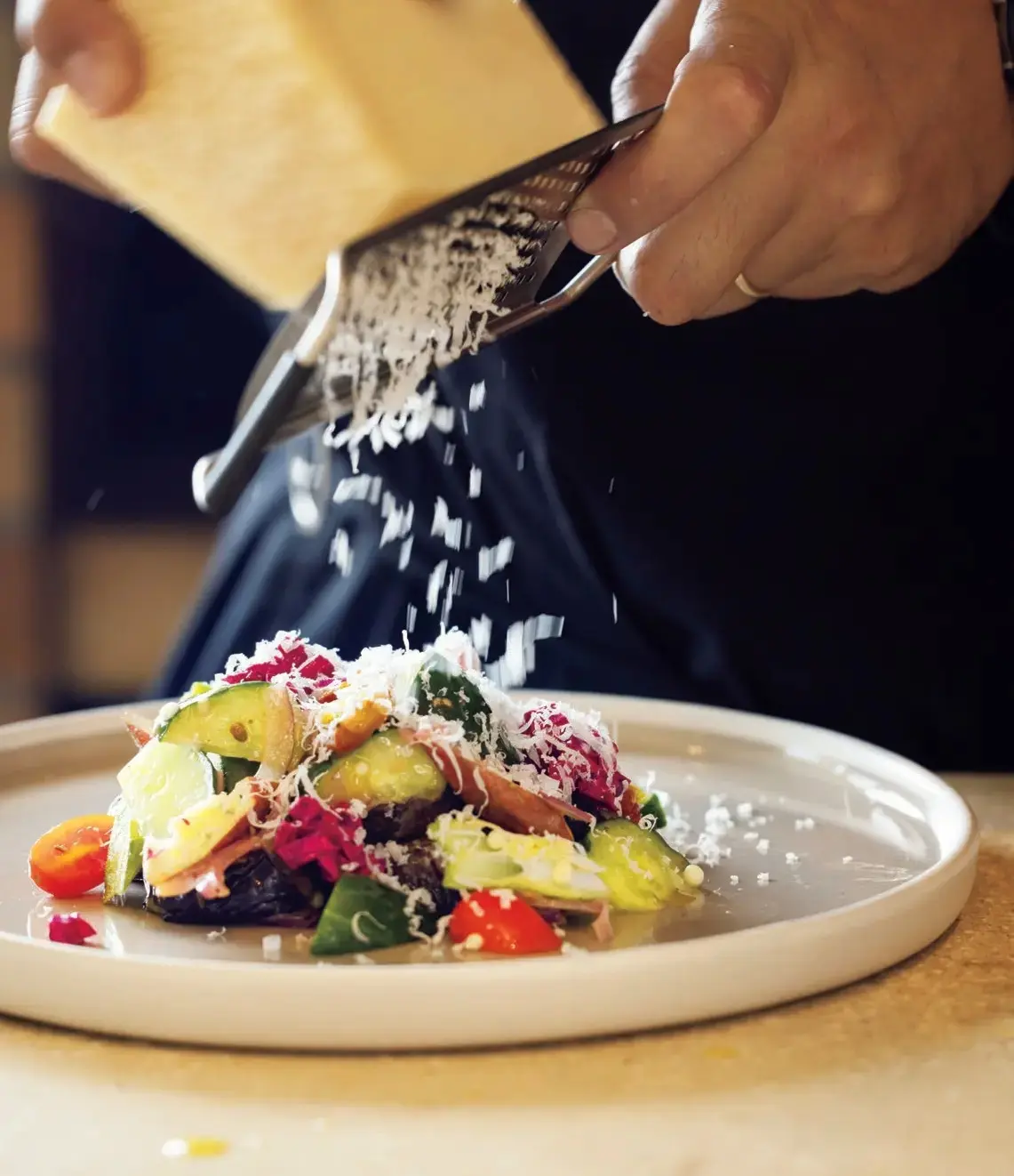 サラダは隣町の「SORA農園」に出向いて収穫した野菜を使い、目の前でオリジナルの味わいに