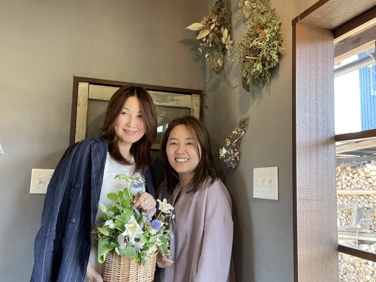 花かごを持った女性二人