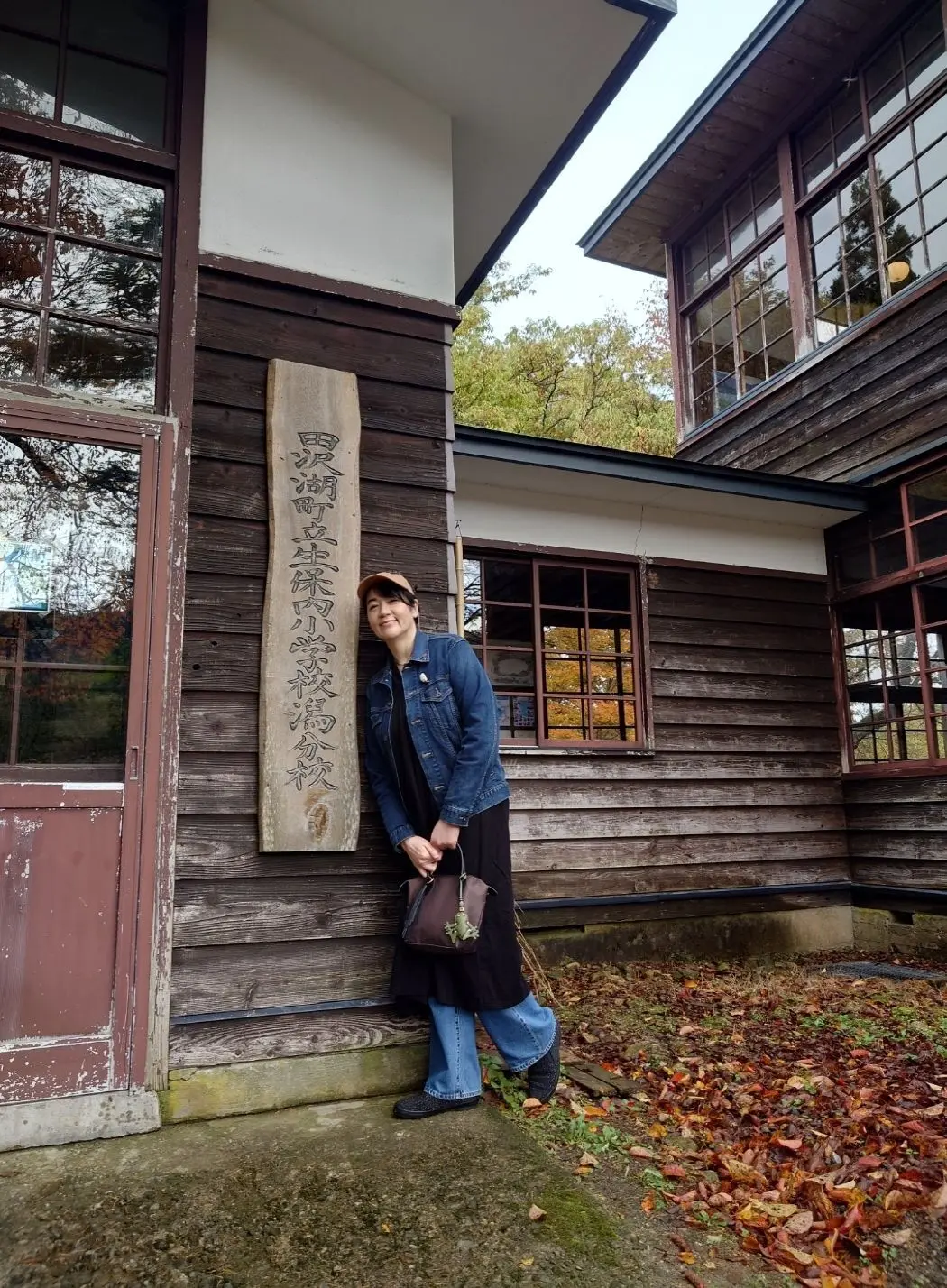 潟分校玄関前の私