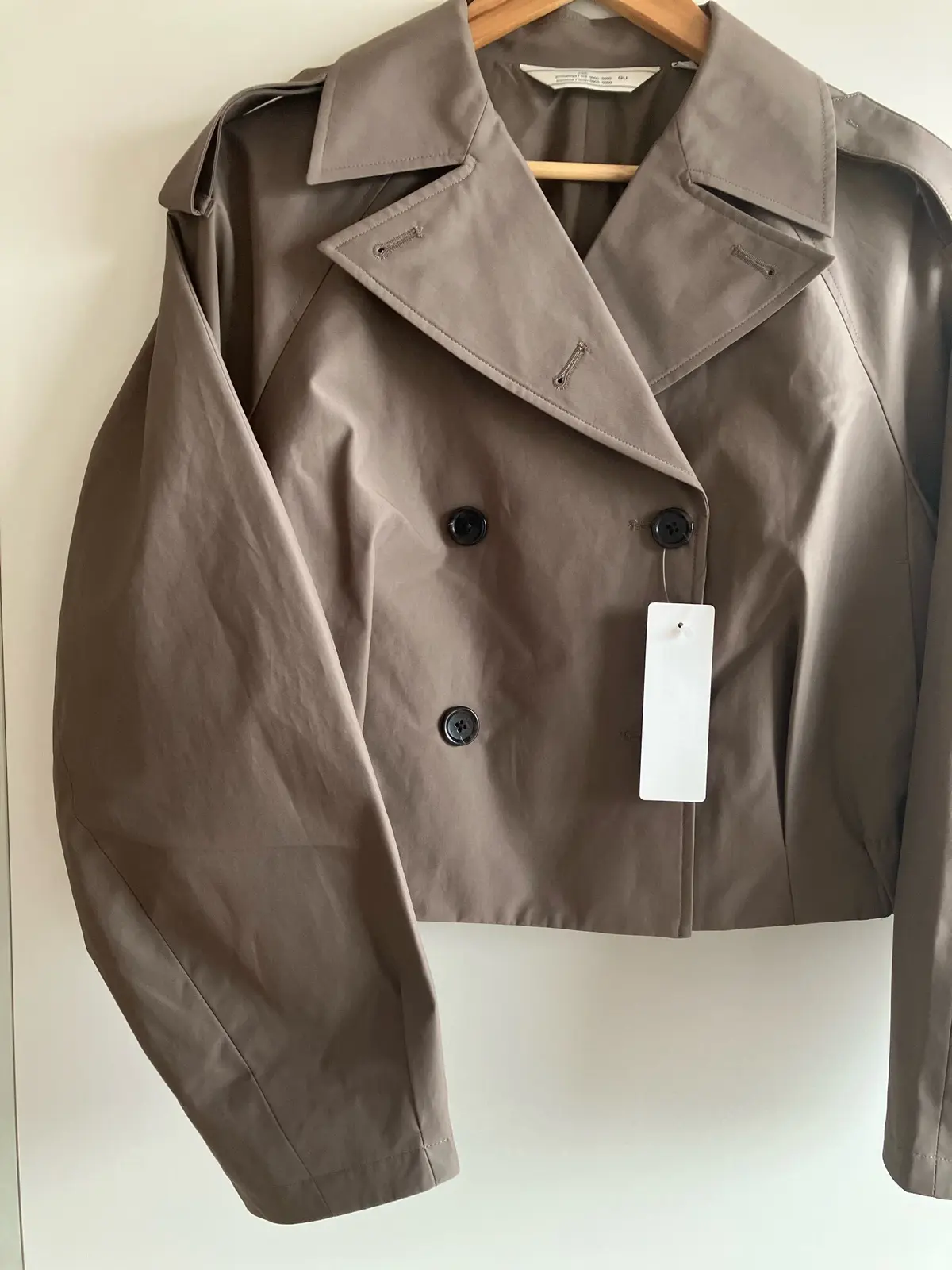 ショートトレンチコート by rokh  はおりもの　GU 50代秋服　 デニム　ブラックコーデ　パンツコーデ　ロングスカートコーデ　ワンピース　トレンチコート　カーキ色　カーキコーデ