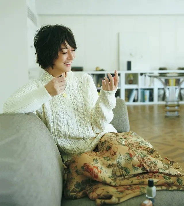 花柄の揺れるスカートとネイルの色に元気をもらおう