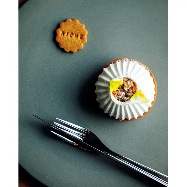 メレンゲの下に柚子で作るフルーツカードをしのばせた、甘酸っぱさが人気の「柚子のタルト」￥600。お店でいただく場合はクッキーを添えて出される