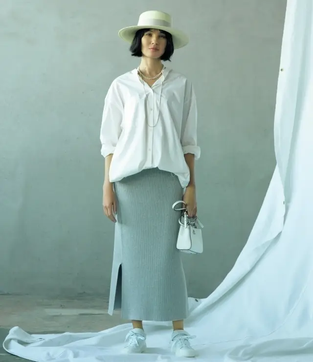 　白バンドカラーシャツ×パンツスタイル　