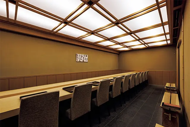 間 口からは想像できないほど広々としたカウンタ ー