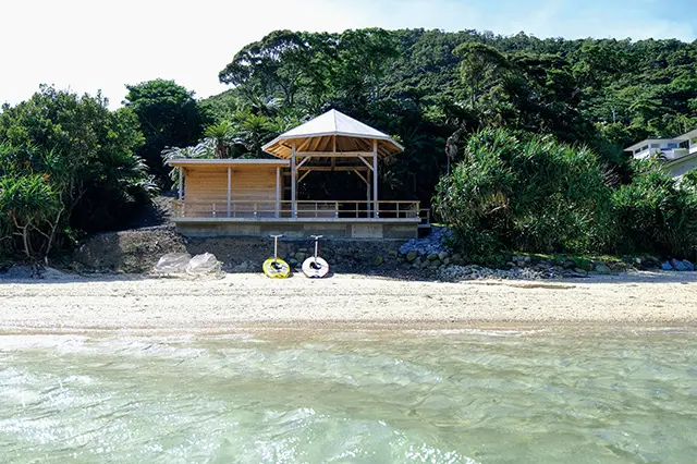 敷地内にあるビーチクラブで、SUP（スタンドアップパドルボード）やスノーケリングのギアなどをレンタルして、目の前の海で遊ぶのも楽しい