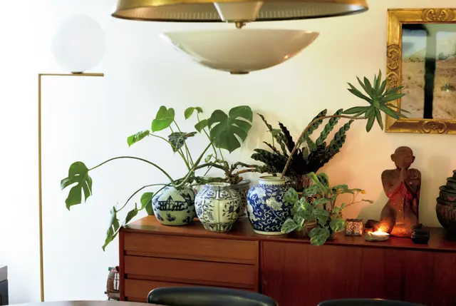 ダイニングでは世界各地のブルー＆ホワイトの壺や花器に