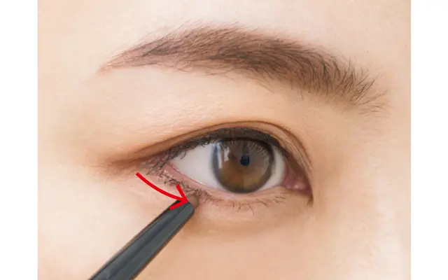  アイホールにオレンジ、下まぶた目じりにライン