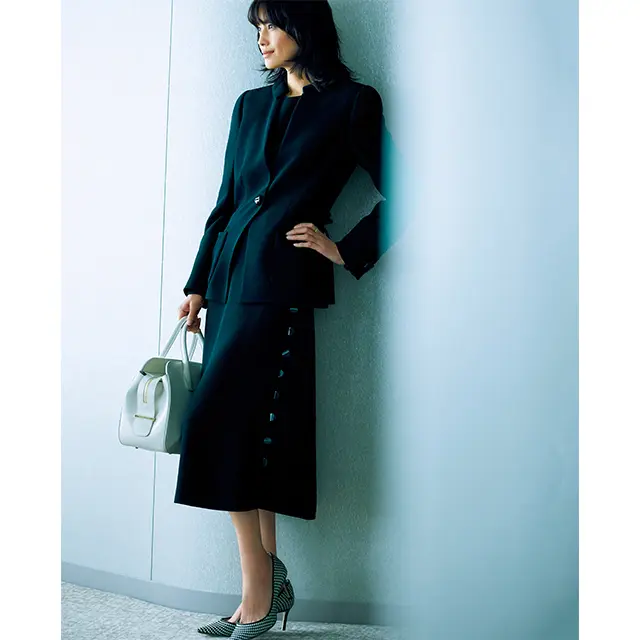 着る人の体を優美に引き立て、品格を高めるクラシカルな黒