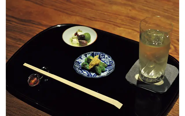 和洋折衷のセンスと気の効いたおつまみ。漆のお盆は能作のもの