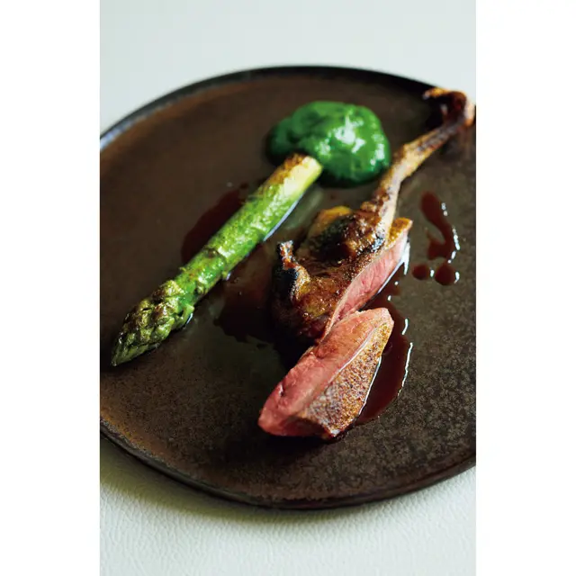 「ラカン 仔鳩」。丸ごとローストした仔鳩の胸とももの皮目を炭火で香ばしく仕上げ、50年熟成のシェリービネガーのソースと