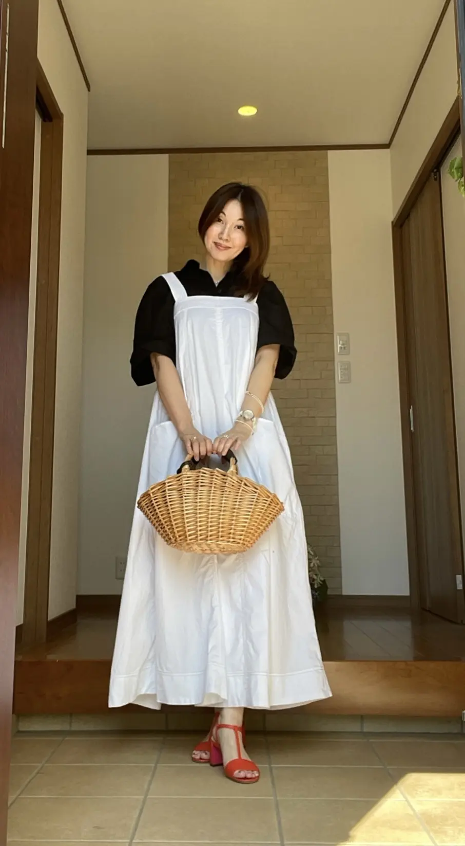 玄関　白ジャンバースカート